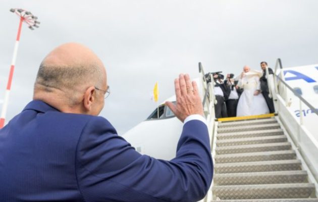Ο Νίκος Δένδιας αποχαιρέτησε τον Πάπα Φραγκίσκο: «Οι σχέσεις μας με το Βατικανό έχουν μεγάλη γεωπολιτική σημασία»