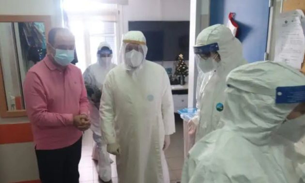 Κοντά στους ασθενείς με κορωνοϊό ο Μητροπολίτης Σύρου