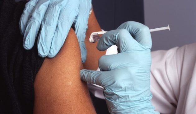 Ιταλία: 50χρονος πήγε να κάνει το εμβόλιο με ψεύτικο χέρι σιλικόνης