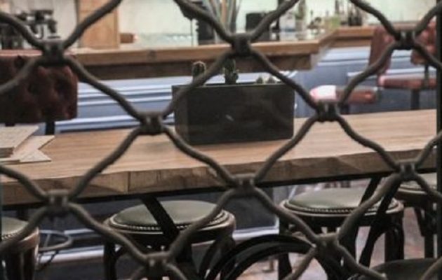 Έξαλλοι με την κυβέρνηση οι επιχειρηματίες σε εστίαση και διασκέδαση: «Οι σαρδέλες στα ΜΜΜ δεν κολλάνε, δεν διασπείρουν;»