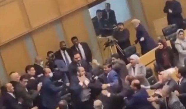 Άγριο ξύλο στη Βουλή της Ιορδανίας (βίντεο)