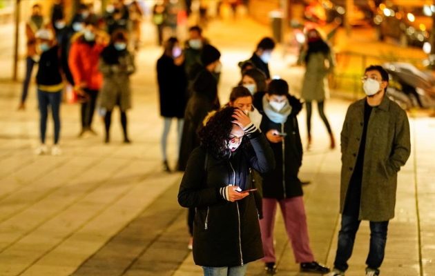 Ισπανία: Ξαναγίνεται υποχρεωτική η μάσκα σε εξωτερικούς χώρους