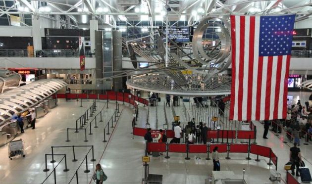 Αυστηρότερους κανόνες για τα διεθνή ταξίδια εξετάζει ο Μπάιντεν