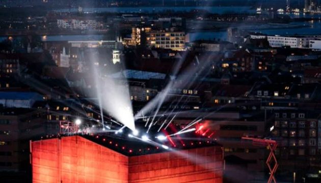 Δανία: Φορέας της «Όμικρον» πήγε σε συναυλία με 1.600 ανθρώπους