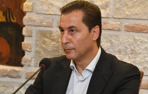 Ο Πάρις Κουρτζίδης αυτοανακηρύχθηκε «μεταβατικός πρόεδρος» στο κόμμα του Τράγκα