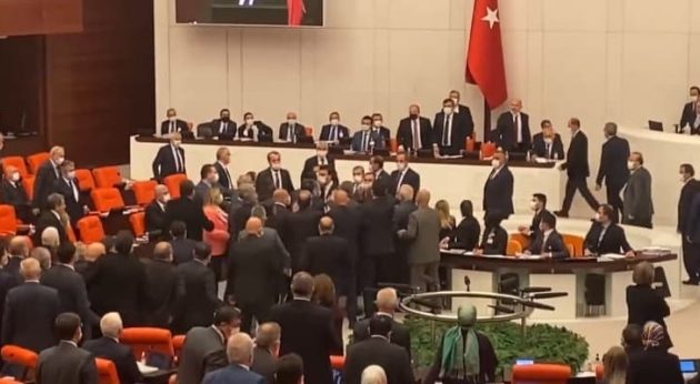 Ξύλο στην τουρκική Βουλή για μία φωτογραφία του Σοϊλού με φυγά επιχειρηματία (βίντεο)
