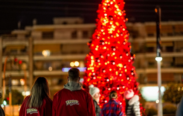 Χριστουγεννιάτικα κλικ κάτω από το κατακόκκινο δέντρο του ΣΚΡΑΤΣ στο Γαλάτσι (βίντεο)