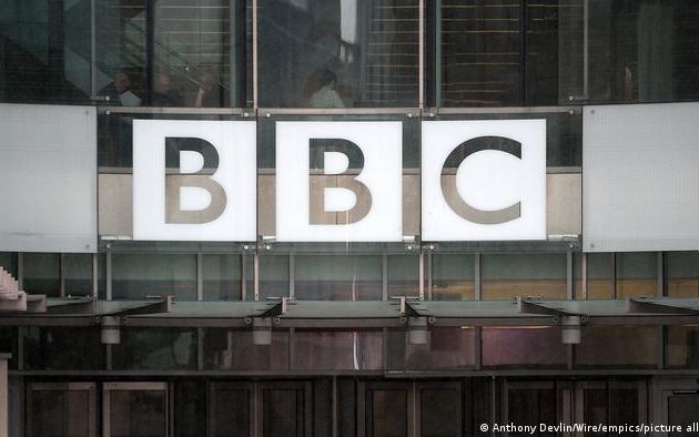 Αβέβαιο το μέλλον του BBC – Ο Τζόνσον το στοχοποιεί για να σώσει την πρωθυπουργία του