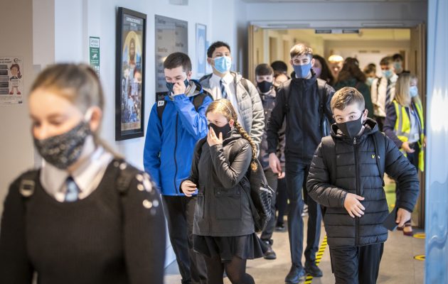 Βρετανία: Χάος στα σχολεία με τα μέτρα κορωνοϊού