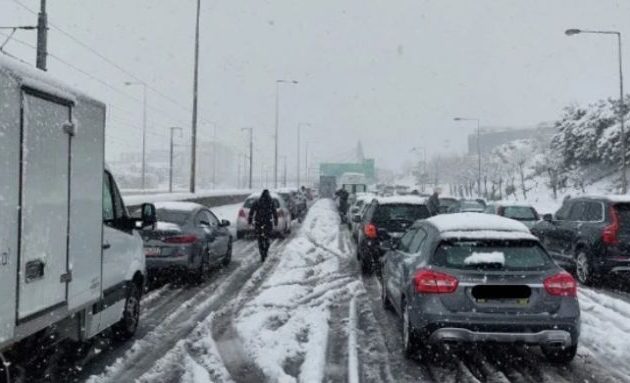 Εκατοντάδες αβοήθητοι οδηγοί εγκλωβισμένοι στην Αττική Οδό σε συνθήκες πολικού ψύχους