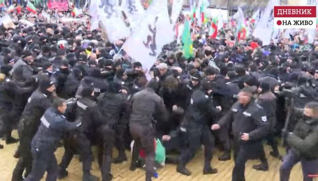 Βουλγαρία: Διαδηλωτές αντιεμβολιαστές επιχείρησαν να μπουν στη Βουλή