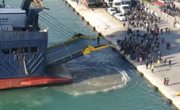 Οι κάτοικοι της Χίου έδιωξαν το καράβι με τα μηχανήματα για την κατασκευή προσφυγικής δομής (βίντεο)