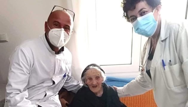 Σέρρες: 107χρονη έκανε το εμβόλιο – «Μου έχει λείψει η παρέα με τις γειτόνισσες»