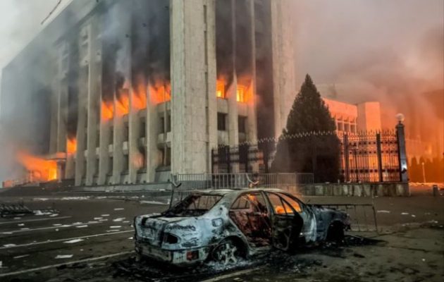 Το Καζακστάν στις φλόγες – Τρεις αστυνομικοί βρέθηκαν αποκεφαλισμένοι