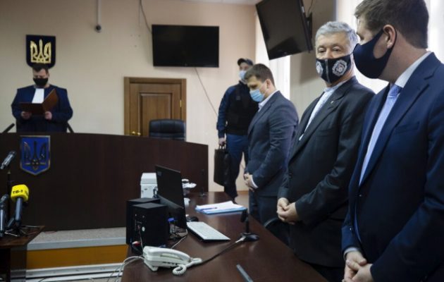 Ουκρανία: Ελεύθερος ο Ποροσένκο μέχρι να γίνει η δίκη του – Κατηγορείται για προδοσία