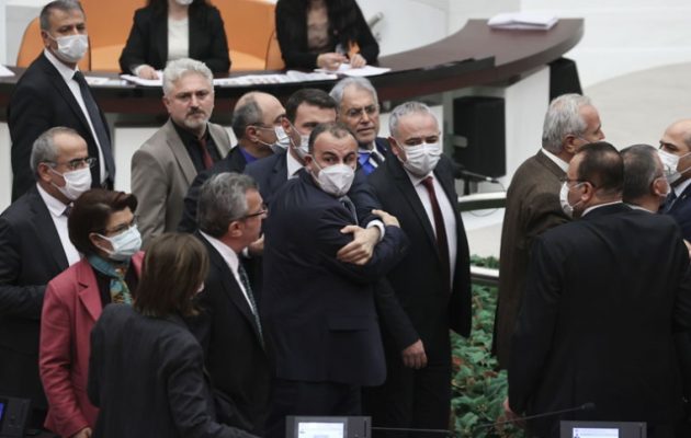 Τουρκία: Άγριος καυγάς μέσα στο Κοινοβούλιο – «Σκουλήκι, είσαι ξεδιάντροπος»