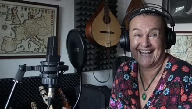 Πέθανε 57χρονη αντιεμβολίστρια τραγουδίστρια – Νόσησε επίτηδες από κορωνοϊό
