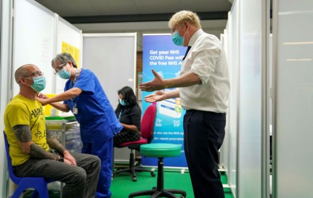 Tζόνσον: «Όχι» στον υποχρεωτικό εμβολιασμό ακόμα