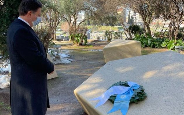 Ο Βαρβιτσιώτης απέτισε φόρο τιμής στο Μνημείο Ολοκαυτώματος της Αθήνας