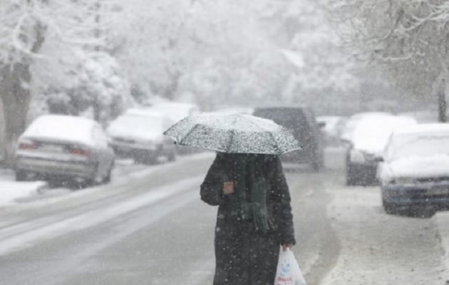 Σάκης Αρναούτογλου: Κρύο και χιόνια και στα πεδινά – Οι περιοχές που θα χτυπήσει η «κρύα μπάλα» (βίντεο)