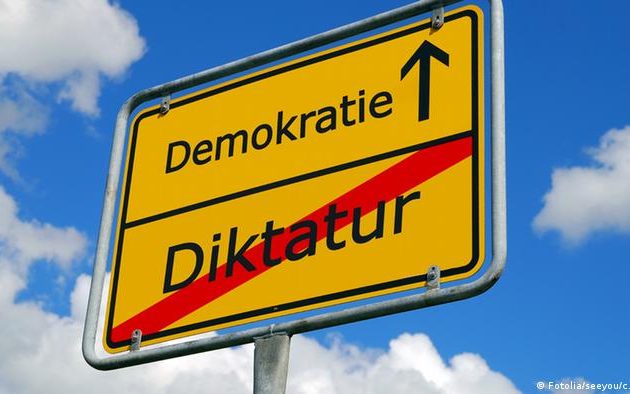 DW: Συρρικνώνονται οι δημοκρατίες στον κόσμο