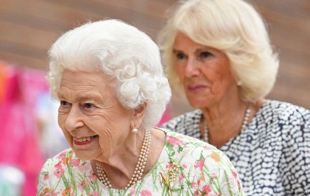 Η Βασίλισσα Ελισάβετ «χρίζει» την Καμίλλα Βασίλισσα της Αγγλίας