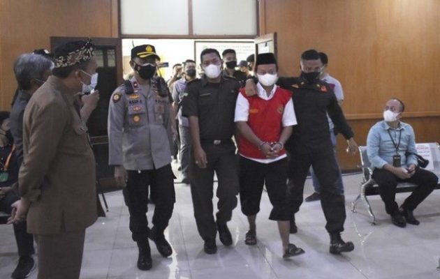 Iνδονησία: Ισόβια σε καθηγητή για τον βιασμό 13 μαθητριών – Γέννησαν εννέα παιδιά