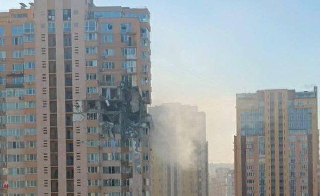 Πύραυλος χτύπησε πολυκατοικία στο Κίεβο (φωτο)