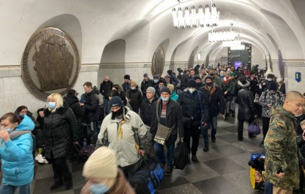 Κίεβο: Οι πολίτες κατακλύζουν τους σταθμούς Μετρό για καταφύγιο