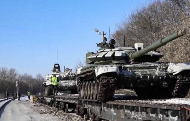 Interfax: Η Μόσχα αποσύρει στρατεύματα από την Κριμαία