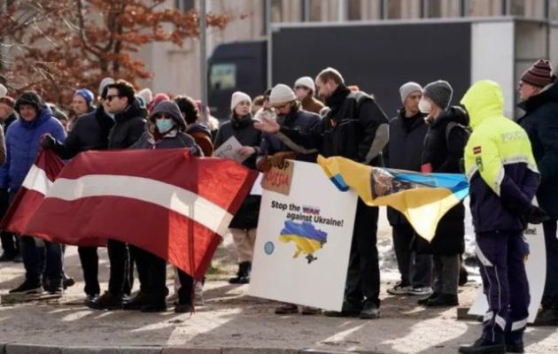 Η Λετονία επιτρέπει σε πολίτες της να πολεμήσουν στην Ουκρανία εάν το θέλουν