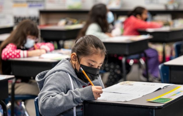 ΗΠΑ: Καταργούν σταδιακά τη μάσκα στα σχολεία