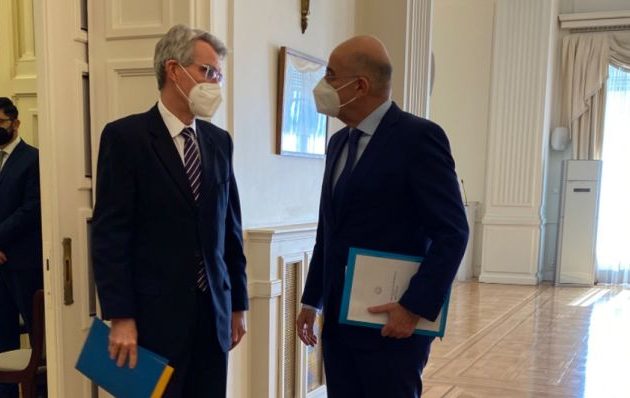 Πάιατ σε Δένδια: Οι ΗΠΑ καλωσορίζουν την ηγεσία του υπουργού για την κυριαρχία της Ουκρανίας