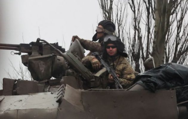 Πολεμική ανταπόκριση: Οι ρωσικές ερπύστριες σαρώνουν την Ουκρανία – Πολλές οι απώλειες