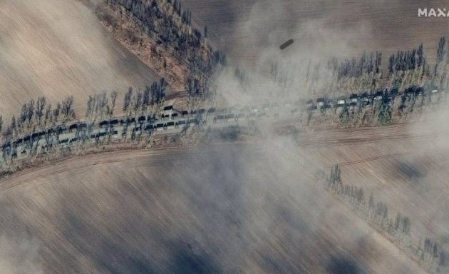 Μεγάλη φάλαγγα ρωσικών αρμάτων προς το Κίεβο – 100.000 Ουκρανοί επιστρατεύτηκαν