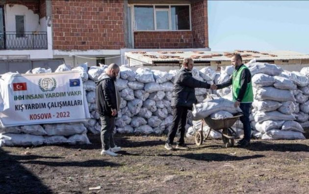 Τουρκικές ΜΚΟ μοιράζουν τρόφιμα και κάρβουνα στο Κοσσυφοπέδιο