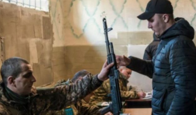 Έλληνας πρέσβης στην Ουκρανία: Γέμισε καλάσνικοφ το Κίεβο – Δεν ξέρουν να πολεμάνε, αλλά έχουν πάθος