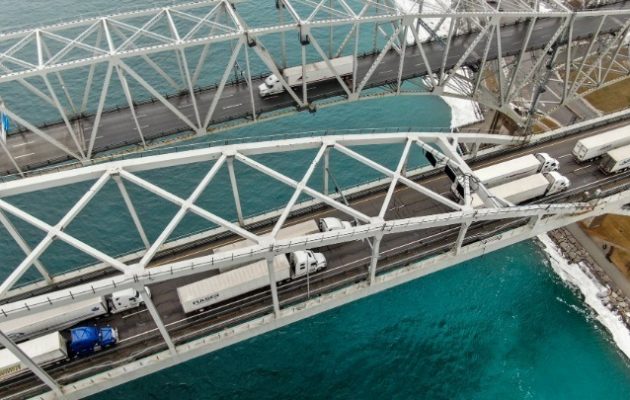 Καναδάς: Κλειστή η γέφυρα Αμπάσαντορ που οδηγεί στις ΗΠΑ – Συλλήψεις διαδηλωτών