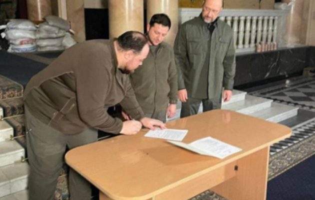 Ο Ζελένσκι υπέγραψε την αίτηση για ένταξη της Ουκρανίας στην Ευρωπαϊκή Ένωση