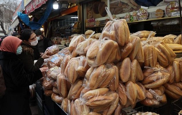 DW: Αγορές πανικού στην Τουρκία λόγω του πολέμου – Καλπάζουν οι τιμές σε ηλιέλαιο και ψωμί