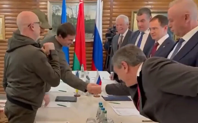 Διαπραγματεύσεις Ρωσίας-Ουκρανίας: Ανθρωπιστικοί διάδρομοι για εκκένωση αμάχων