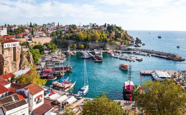 Στην Αττάλεια της Τουρκίας «τρελό» ρίαλ εστέιτ από Ρώσους και Ουκρανούς που θέλουν να ξεφύγουν από κυρώσεις και πόλεμο