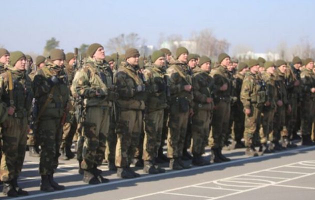 Λευκορώσοι αλεξιπτωτιστές επέστρεψαν στη βάση τους από τα σύνορα με την Ουκρανία