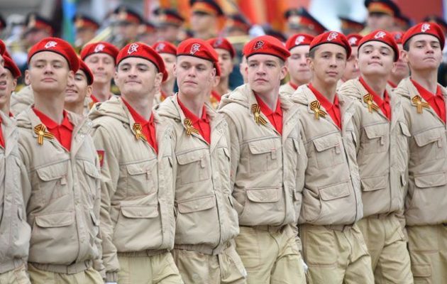 Η Ρωσία σχεδιάζει να στείλει ανηλίκους από τον «Νεανικό Στρατό» στην Ουκρανία