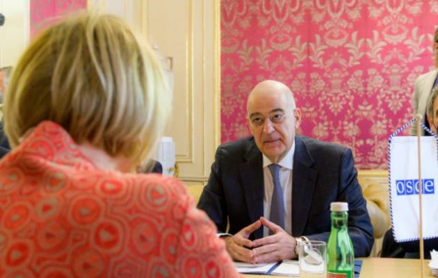 Δένδιας: Θα κάνουμε ό,τι μπορούμε να φέρουμε τον Έλληνα Πρόξενο από τη Μαριούπολη στην Ελλάδα