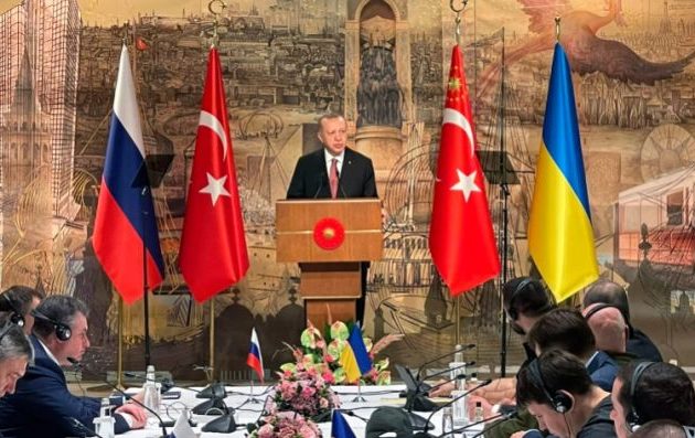 Η Ουκρανία συζητά με την Τουρκία «στρατιωτικοτεχνική» συνεργασία