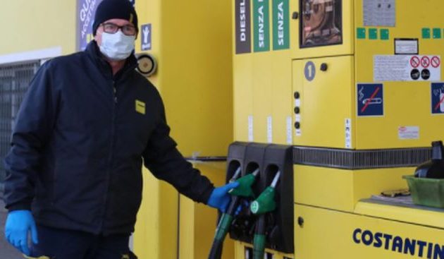 Η Ιταλία μειώνει προσωρινά τους φόρους στα καύσιμα