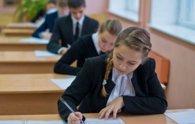 Αναβλήθηκαν οι σχολικές εξετάσεις στη Ρωσία λόγω έλλειψης χαρτιού