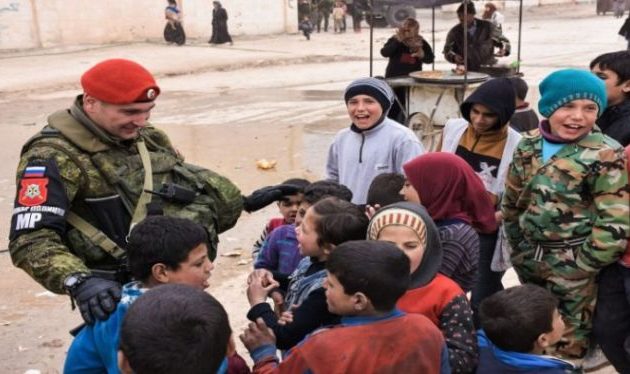 SOHR: Οι Ρώσοι μοιράζουν τρόφιμα στη Συρία και στρατολογούν εθελοντές