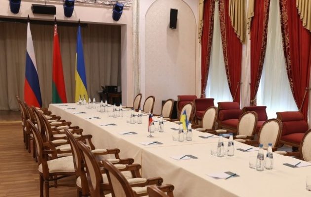Διακόπηκαν οι συνομιλίες Ουκρανίας-Ρωσίας – Ζελένσκι: «Δύσκολες» οι συνομιλίες με τη Μόσχα